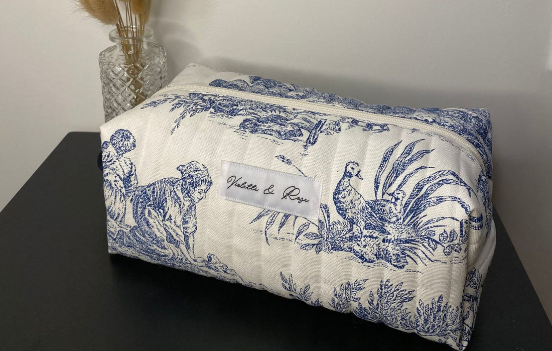 Pourquoi choisir une trousse de toilette en toile de Jouy ?