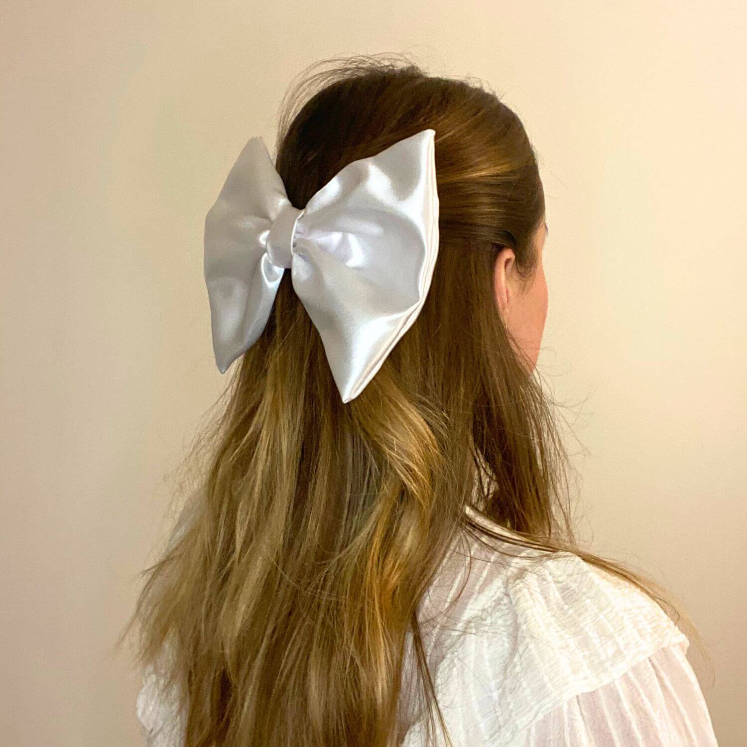 Coiffure pour cheveux avec barrette nœud XXL en satin