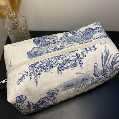 Trousse de toilette toile de jouy bleue matelassée made in france