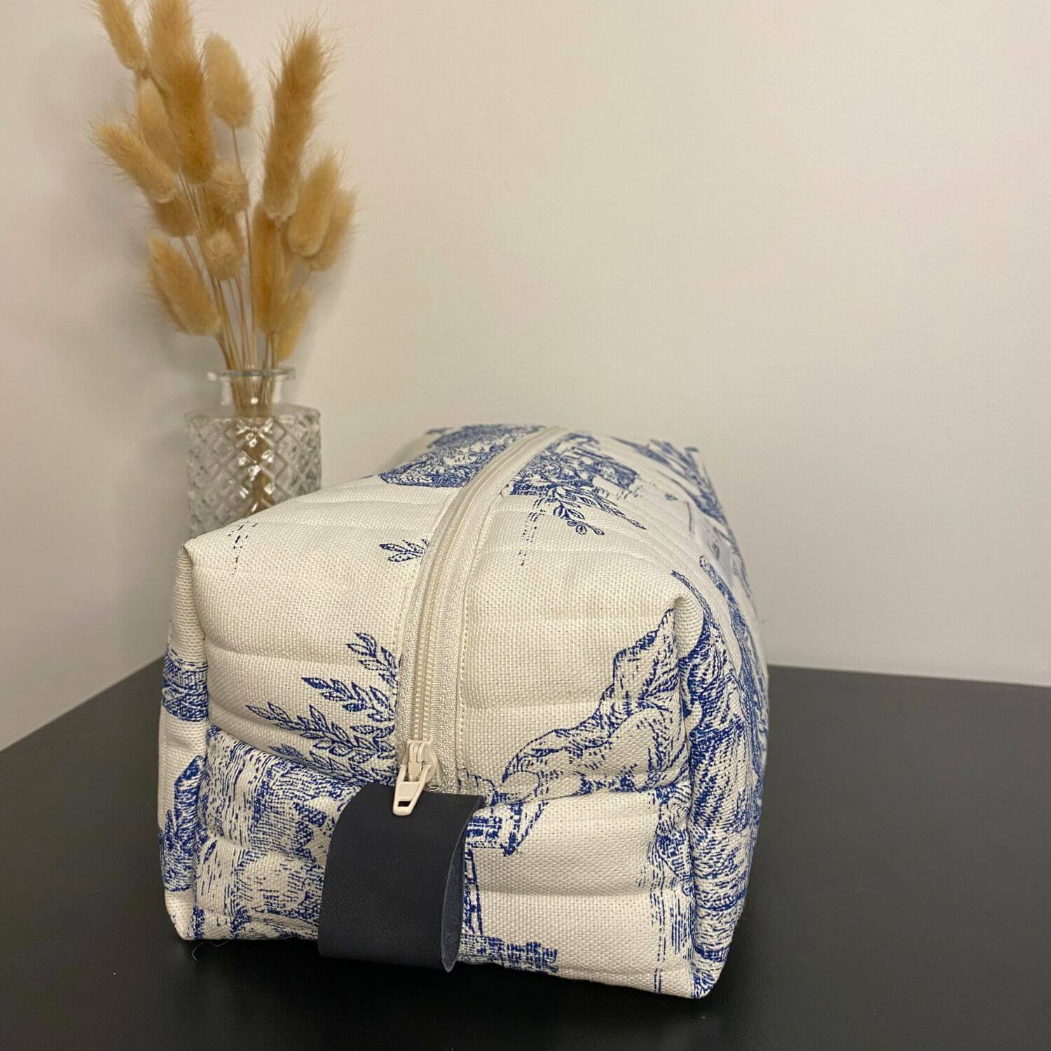 Trousse de toilette toile de jouy matelassée bleue