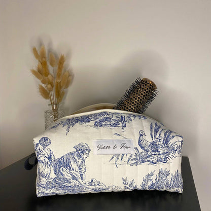 Trousse de toilette mateassée en toile de jouy bleu